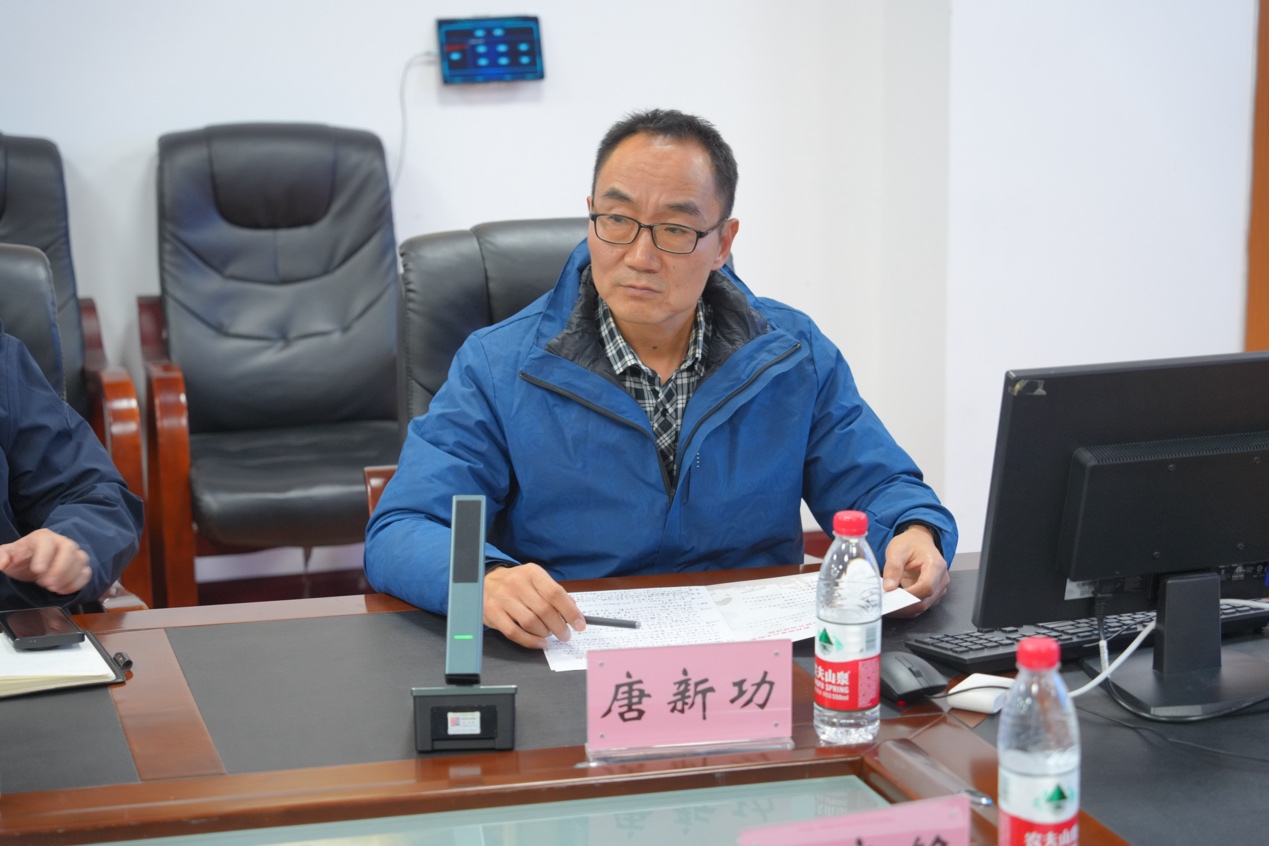 桌子上放着笔记本电脑的人低可信度描述已自动生成