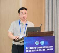 男人站在桌子上AI 生成的内容可能不正确。